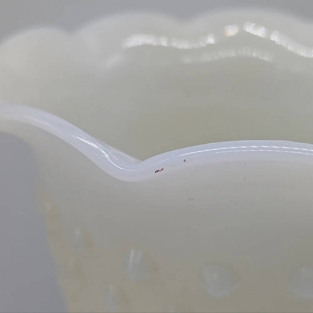 Vintage Anchor Hocking Off White Ruffle Edge Hobnail Glass Trumpet Vase - Picture 4 of 8